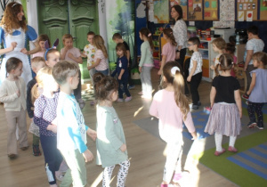 Dzieci maszerują w kółeczku.