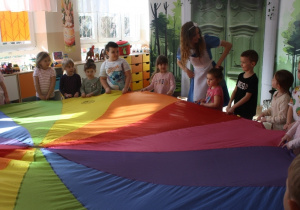 Dzieci bawią się chustą animacyjną.