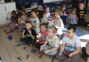 Dzieci słuchają instrukcji.