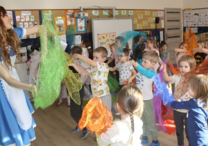 Dzieci machają chusteczkami.