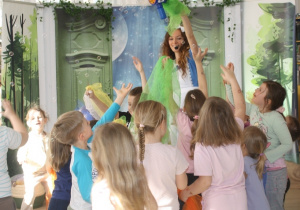 Pani puszcza bańki mydlane.