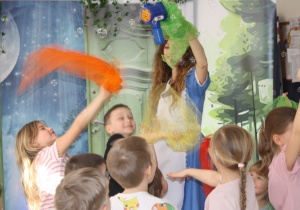 Dzieci łapią bańki mydlane.