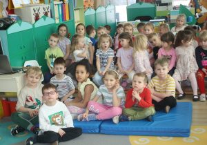 Dzieci oglądają przedstawienie.