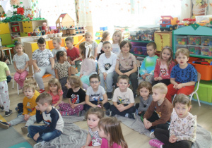 Dzieci oglądają przedstawienie.