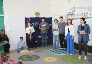 Studenci grają na instrumentach.