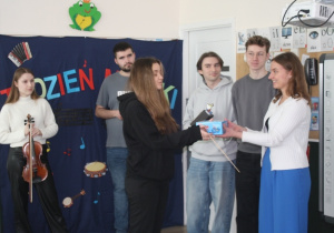 Studenci grają na instrumentach.