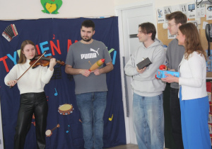 Studenci prezentują bajkę.