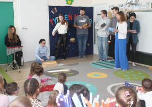 Studenci grają na instrumentach.