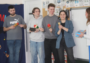 Studenci grają na instrumentach.