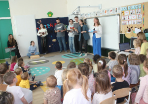 Studenci grają na instrumentach.