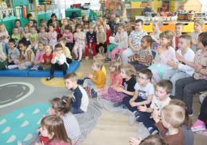 Dzieci oglądają przedstawienie.