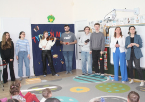 Studenci grają na instrumentach.