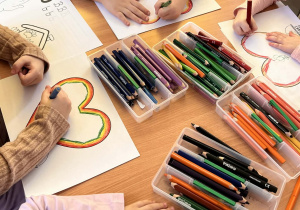 Dzieci wykonują zadanie plastyczne.