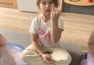 Dzieci pokazują znaki w języku migowym