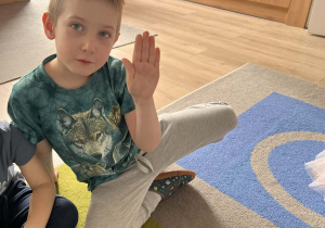 Dzieci pokazują znaki w języku migowym