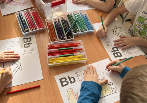 Dzieci uzupełniają kartę pracy.