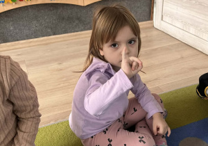 Dzieci pokazują znaki w języku migowym