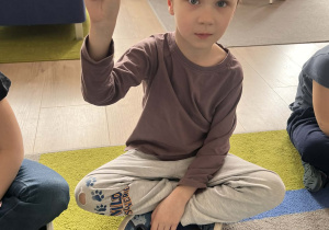 Dzieci pokazują znaki w języku migowym