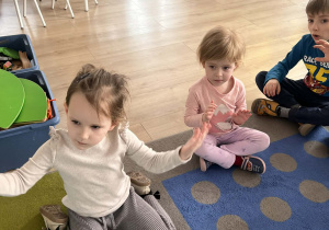 Dzieci pokazują znaki w języku migowym