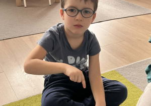 Dzieci pokazują znaki w języku migowym