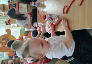 Dziewczynka siedzi przy stole.