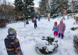 Dzieci bawią się w ogrodzie.