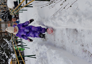 Dziewczynka toczy kulę.