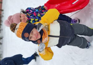 Chłopiec stoi i pozuje do zdjęcia.