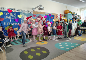 Dzieci prezentują się na scenie.