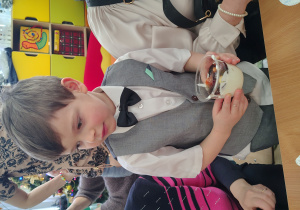 Chłopiec trzyma deser.