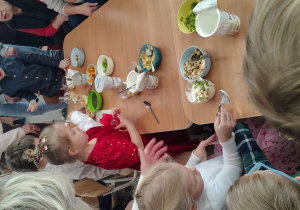 Dzieci przygotowują deserki.