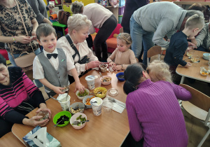 Dzieci przygotowują deserki.