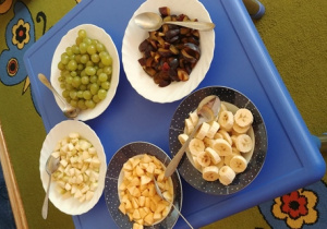 Na zdjęciu widoczne są miseczki z pokrojonymi na kawałki owocami.