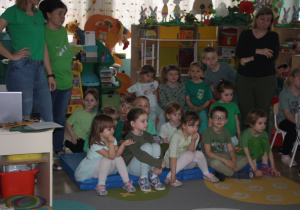 Dzieci słuchają piosenki w języku angielskim.