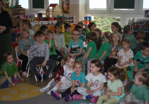 Dzieci słuchają piosenki w języku angielskim.