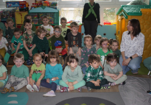 Dzieci słuchają piosenki w języku angielskim.