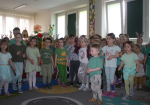 Dzieci odtwarzają zadany rytm.