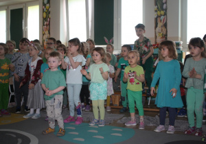 Dzieci odtwarzają zadany rytm.