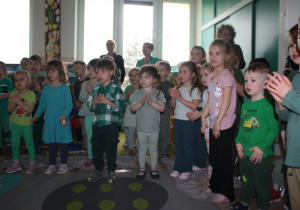 Dzieci odtwarzają zadany rytm.