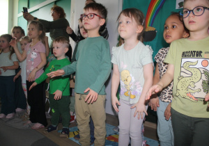 Dzieci odtwarzają zadany rytm.