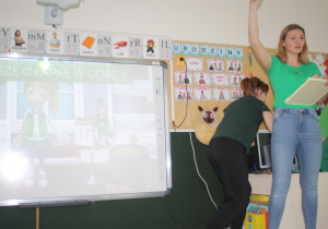 Nauczycielka instruuje dzieci.