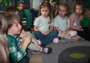 Chłopiec odpowiada na pytanie.