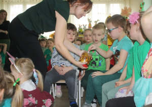 Chłopiec dostaje czekoladową monetę.