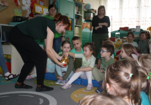 Dziewczynka dostaje czekoladową monetę.