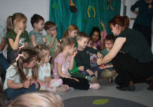 Chłopiec dostaje czekoladową monetę.