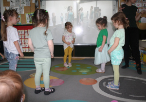 Dzieci uczestniczą w konkursie.