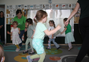 Dzieci uczestniczą w konkursie.