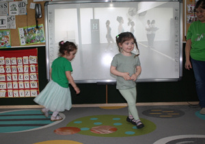 Dzieci uczestniczą w konkursie.