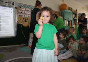 Dziewczynka pokazuje zdobytą monetę.