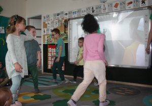 Dzieci uczestniczą w konkursie.